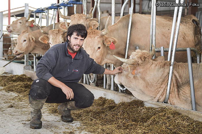 Adur Gorostidi: “Animaliekin lanean ari garenok ia terroristen pare jartzen gaituzte”